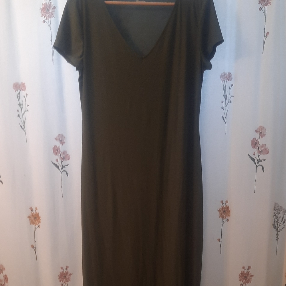 Elegant Green V-Neck Dress